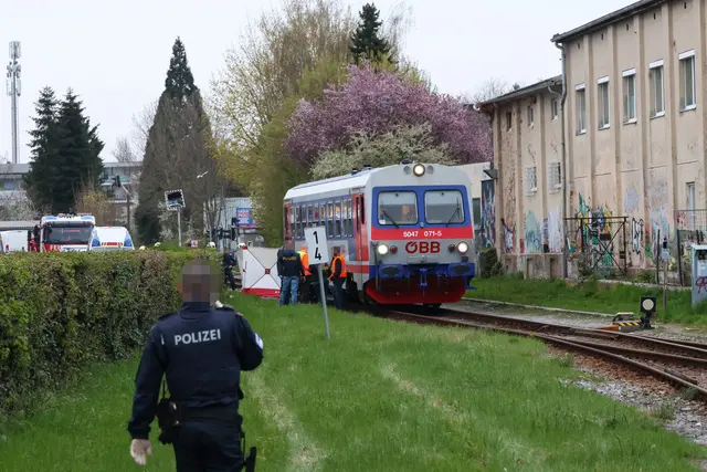 Für einen Mann kam nach der Kollision mit einem Triebwagen der Almtalbahn in Wels jede Hilfe zu spät. | Foto: laumat.at