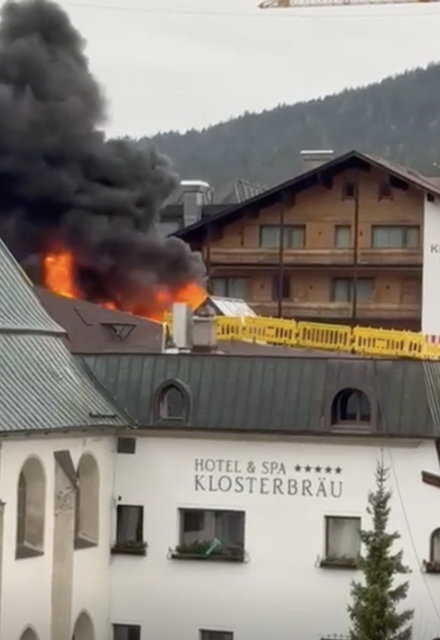 Flammen auf dem Dach des Klosterbräus | Foto: MeinBezirk Tirol
