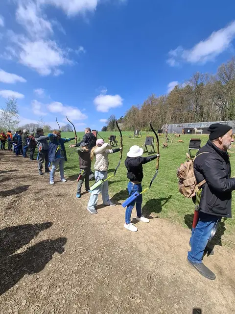 Sänger bewiesen beim Bogenschießen, sie treffen auch ins Schwarze