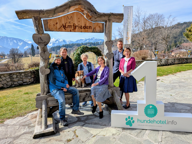 Das Team des Hotels Almfrieden (v.l.n.r.): Markus, Rudi, Hund Happy, Doris, Michaela, Werner und Geschäftsführerin Christiane Simonlehner. | Foto: Hundehotel.info