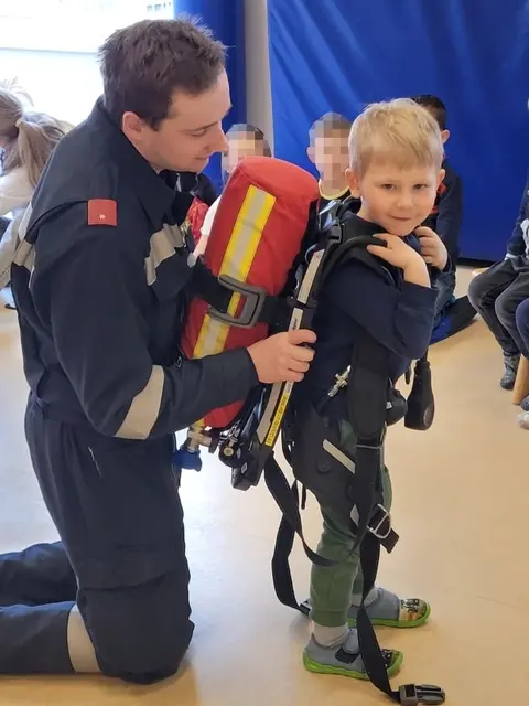 Kinder probieren selbst aus. | Foto: Freiwillige Feuerwehr Göpfritz/Wild