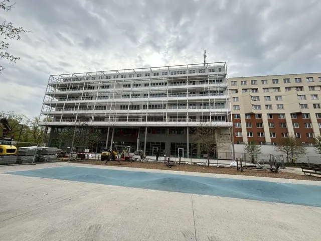 Das Betongebäude aus den 1980er-Jahren wurde revitalisiert und wird bald als moderner Bürokomplex wiedereröffnet. | Foto: Luca Arztmann/MeinBezirk