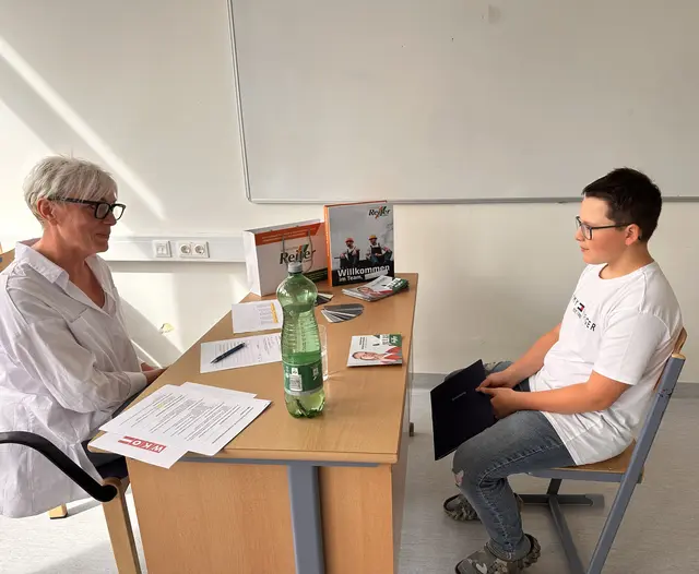 Johanna Kuntner-Reiter von der Spenglerei Reiter im Gespräch  | Foto: Lisa Stöckl
