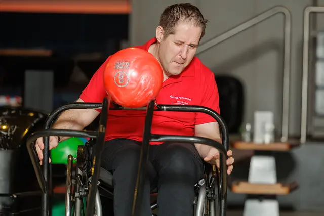 Georg verschiebt das Metallgestell ein paar Millimeter nach links und dann wieder nach rechts. Dann lässt er die Kugel los, die donnernd auf der Bowlingbahn landet. | Foto: Special Tigers