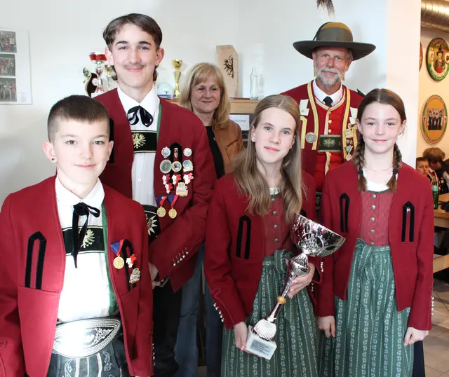 Klare Sache: Die Mannschaft der Kompanie Inzing (mit Pokal Tagessiegerin Anna Hörtnagl) war bei den Jungschützen eine Klasse für sich. | Foto: SK Inzing