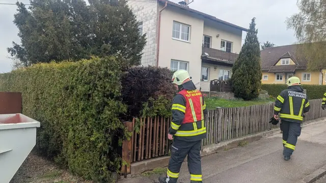 Hecke brannte kurz, Feuerwehr warnt vor Brandgefahr im Garten