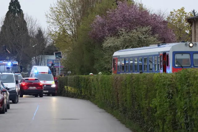 Für einen Mann kam nach der Kollision mit einem Triebwagen der Almtalbahn in Wels jede Hilfe zu spät. | Foto: laumat.at