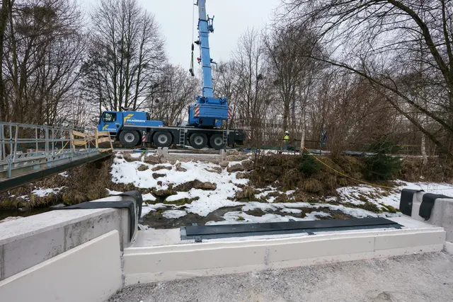 Das Tragwerk der neuen Brücke am Bachwinkelweg wurde eingehoben. (Archivfoto Februar 2025) | Foto: Stöckl Bauverbund / Stefan Gimpl