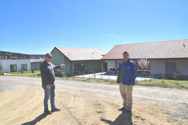Amtsleiter Jürgen Pöll und Bürgermeister Marc Hoppel freuen sich über den neuen Pflegestützpunkt in ihrer Gemeinde. | Foto: MeinBezirk/Michael Strini