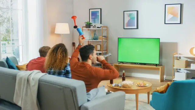 Vor Kurzem wurde bekannt, dass auch die Deutsche Telekom mit ihrer Plattform "Magenta TV" (Rechteinhaber in Deutschland), auch die Spiele in Österreich zeigen wird.  | Foto: Gorodenkoff/Smarterpix