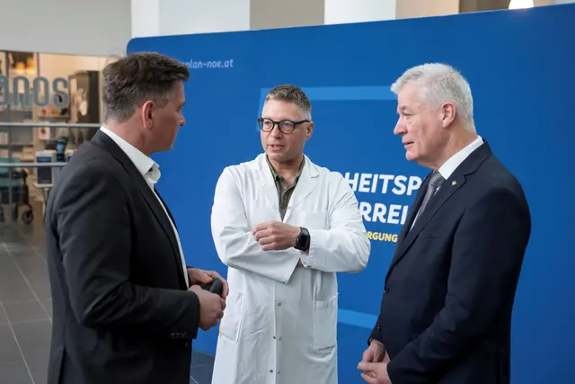 m Gespräch: Bürgermeister von Waidhofen/Ybbs Werner Krammer, Ärztlicher Direktor Stefan 
Leidl und Landesrat Anton Kasser.
 | Foto: NÖ LGA / Robert Herbst