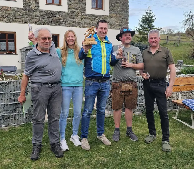 Am Foto v.l.n.r.: Schiedsrichter: Bernhard Krassnitzer,
Gewinner: Naddel Scheriau, Gerald Fischer, Thomas Jakobitsch,
Gastgeber: Arno Gössinger | Foto: Privat