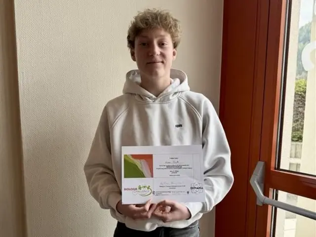 Luca Pink vom BORG Kindberg mit seiner Urkunde für den zweiten Platz. 