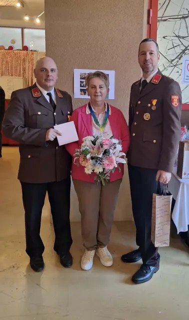 Die Freiwillige Feuerwehr Neustift an der Rosalia gratulierte Vroni zum 60. Geburtstag. | Foto: FF Neustift/Rosalia