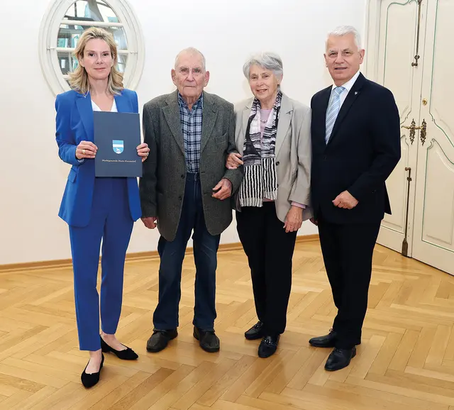 Bei der Jubiläumsfeier im Jänner konnte auch ein 100-jähriges Geburtstagskind gefeiert werden: Georg Elöpataki freute sich gemeinsam mit seiner Gattin Brigitte über seine Urkunde. | Foto: Marktgemeinde Maria Enzersdorf