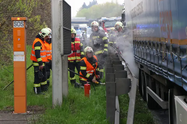 Überhitzte Bremsen bringen einen Lkw auf der A8 bei Krenglbach auf der Fahrbahn zum Stehen. | Foto: laumat.at
