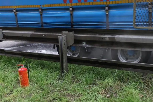 Überhitzte Bremsen bringen einen Lkw auf der A8 bei Krenglbach auf der Fahrbahn zum Stehen. | Foto: laumat.at