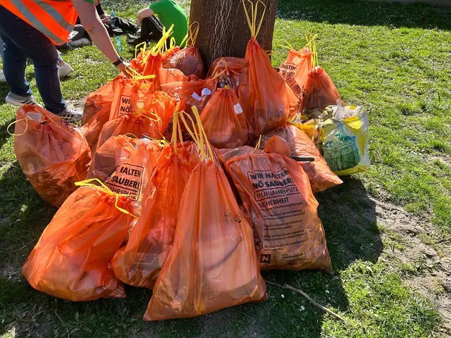 Viele Frewillige packten beim Frühjahrsputz in Langenlebarn mit an
