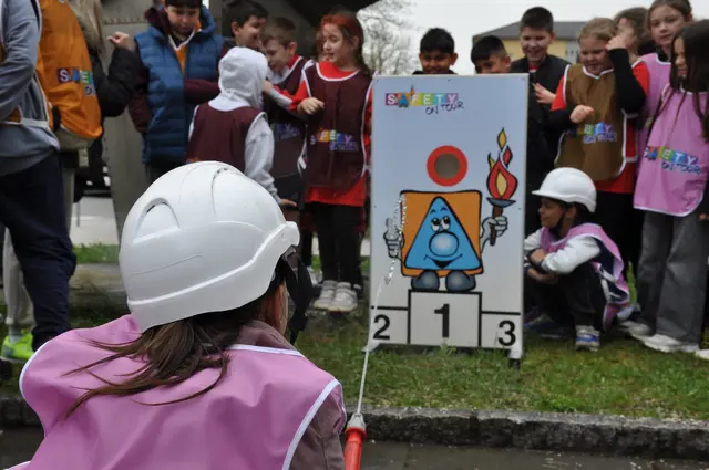 Besonders viel Spaß machte den Schülerinnen und Schülern der Löschwettbewerb. | Foto: Magistrat Steyr I Presse