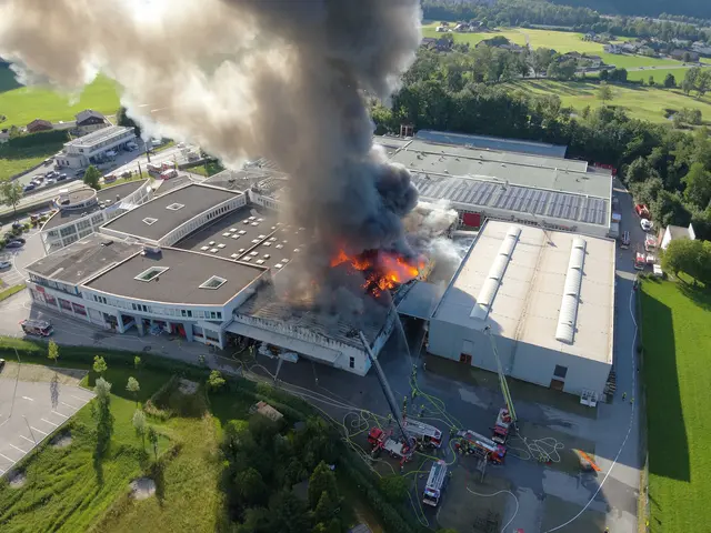 Der Großbrand bei EMCO in Hallein zählte zu den prägendsten Einsätzen des Jahres im Tennengau.  | Foto: Drohne Tennengau