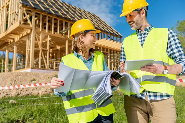 Der Traum vom Haus bringt eine Vielzahl an finanziellen Herausforderungen mit sich. Gute Planung ist dabei das A und O, um böse Überraschungen zu vermeiden. | Foto: Adobe Stock/leszekglasner