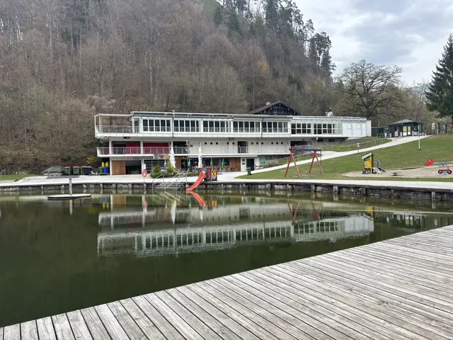 Die Stadt Kufstein hatte zu Sommerbeginn 2025 noch Pläne für den Umbau beim Hechtsee-Restaurant präsentiert.  | Foto: Barbara Fluckinger