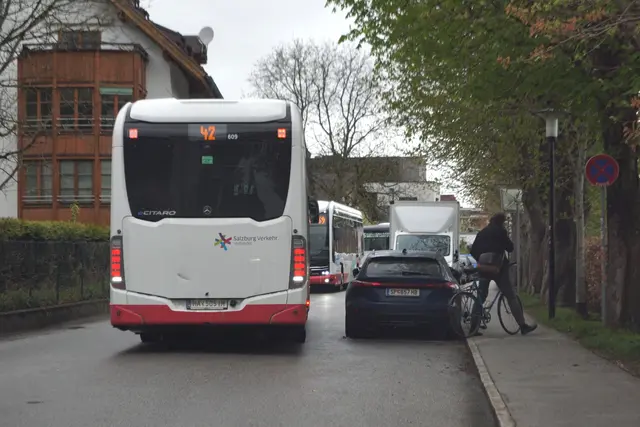Verkehrschaos, wenn Busse zusammenkommen. | Foto: Josef Wind