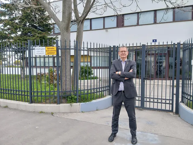 In einer Presseaussendung kritisiert Bezirksvorsteher Georg Papai (SPÖ) das Zentrum scharf. | Foto: BV 21