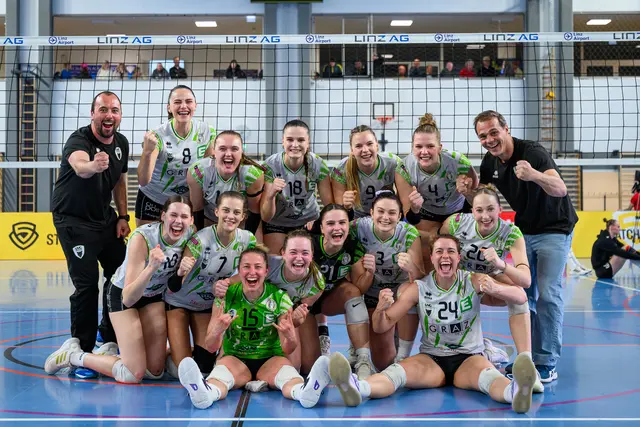 Wir sind Finale! Das erfolgreiche Team von UVC Holding Graz mit ihren Trainern. | Foto: GEPA pictures/Daniela Moser