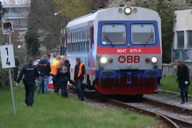 Für einen Mann kam nach der Kollision mit einem Triebwagen der Almtalbahn in Wels jede Hilfe zu spät. | Foto: laumat.at