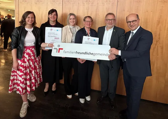 Bundesministerin Claudia Bauer, Vizebürgermeisterin Notburga Kepplinger (St. Martin), Verena Reinthaller (St. Martin), Vizebürgermeisterin Stefanie Zauner (Kleinzell), Bürgermeister Klaus Falkinger (Kleinzell) und Johannes Pressl (Präsident OÖ Gemeindebund). | Foto: Gemeinde Kleinzell