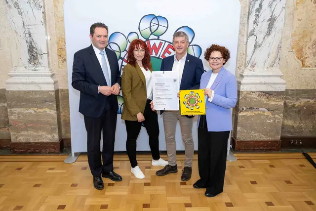 Verleihung des Umweltzeichen „Green Location“ mit Minister Norbert Totschnig (1. v. l.) und Staatssekretärin Elisabeth Zehetner (4. v. l.) | Foto: St. Veit in der Südsteiermark