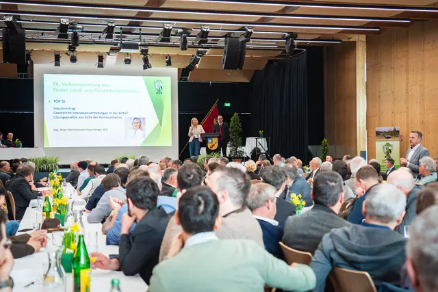 Die 78. Vollversammlung des Tiroler Land- und Forstarbeiterbund. Gespannt lauschte man dem Impulsvortrag | Foto: ALLAWEIL
