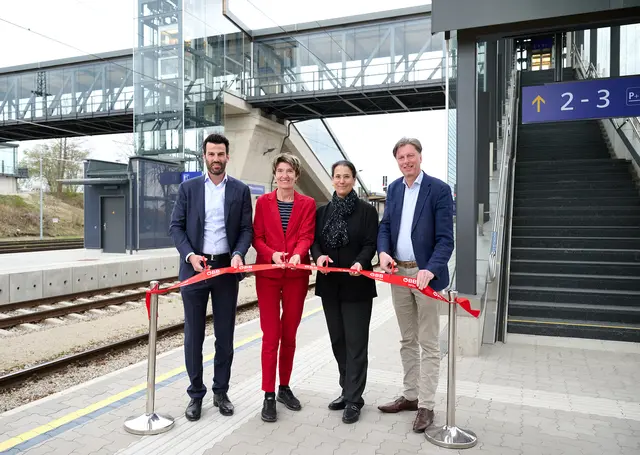 Udo Landbauer, Nationalratsabgeordnete Martina Diesner-Wais, Judith Engel, Vorständin ÖBB-Infrastruktur AG und Bürgermeister Franz Göd. | Foto: NLK Pfeiffer