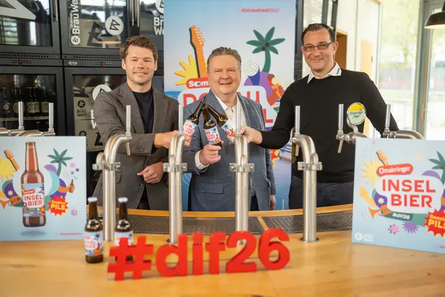 Die Hopfenbeigabe übernahm erneut Bürgermeister Michael Ludwig (SPÖ, Mitte) mit den beiden Ottakringer-Geschäftsführern Florian Hochebner (l.) und Tobias Frank.  | Foto: Markus Sibrawa