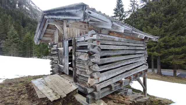 typischer Tiroler Feldstadel, Zelt gut getarnt | Foto: TBW Est. Stubai