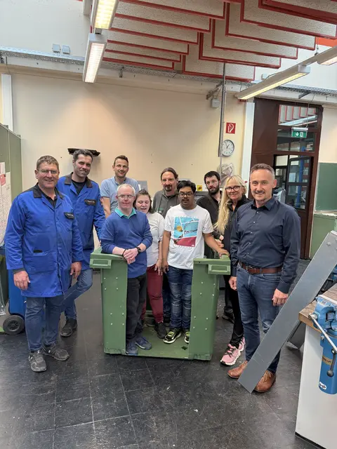 V.l Josef Fasching, Alois Kagerer,Werkstättenlehrer, Projektabwicklung Fachpraktikum, Christoph Zweimüller, Fachteorie Konstruktion, Gerhard Lautner, Einrichtungsleiter der Lebenshilfe OÖ, Werkstätte Münzkirchen, Gregor Scherrer, Mitarbeiter der Lebenshilfe OÖ, Werkstätte Münzkirchen, Christina Gattermaier-Humer, Obfrau der Clean4tler OÖ, Direktor Ing. Jürgen Schinagl, Berufsschule Schärding,
Mitte: Florian Königseder, Julia Lang, Nishan Kandasamy
 