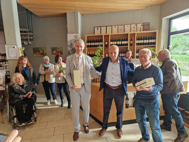 Übergabe von Gastgeschenken: im Vordergrund v.l.:  Martin Pečar, Franc Mužič, Gerhard Lepicnik,