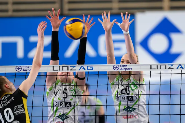 Erfolgreich geblockt: Die UVC-Spielerinnen Sara Neiss und Sarah Pap | Foto: GEPA pictures/Daniela Moser