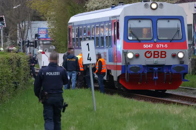 Für einen Mann kam nach der Kollision mit einem Triebwagen der Almtalbahn in Wels jede Hilfe zu spät. | Foto: laumat.at