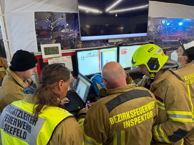 Die Lösch- und Sicherungsarbeiten werden intensiv koordiniert | Foto: Leonhard Graiff (ÖA BFV IBK-Land)
