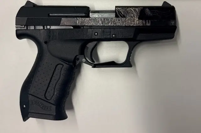 Bei zwei mutmaßlichen Drogendealern wurden unter anderem zwei Gaspistolen sichergestellt.  | Foto: LPD Wien