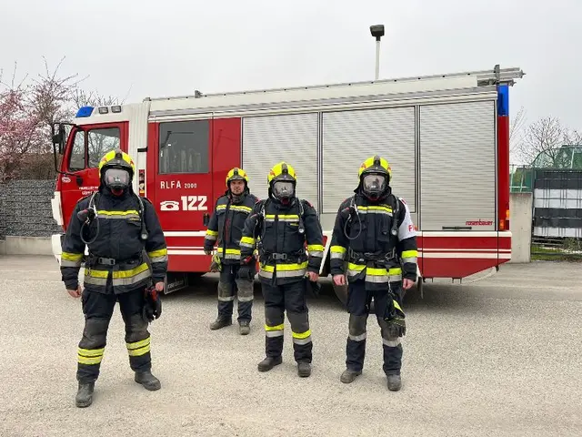 Atemschutzgeräteträger zeigen ihre Schutzausrüstung. | Foto: Freiwillige Feuerwehr Göpfritz/Wild