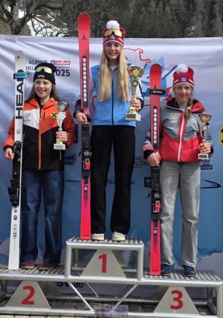 Bei der Gesamtsiegerehrung der Ski-Alpin-Landescuprennserie am 12. April 2026: In der Wertungsklasse Schülerinnen 16 erreichte Elisabeth Schlick (re.) aus dem Lungau Rang drei und sicherte sich damit einen Platz am Podest. | Foto: Schlick privat