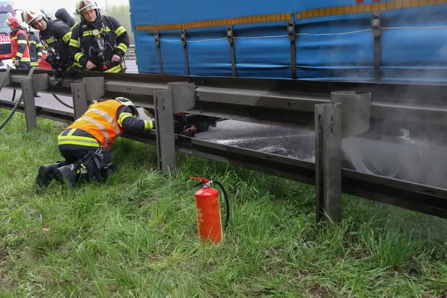 Überhitzte Bremsen bringen einen Lkw auf der A8 bei Krenglbach auf der Fahrbahn zum Stehen. | Foto: laumat.at