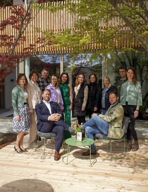 Teamfoto bauhandwert GmbH im neu gestalteten Innenhof. | Foto: bauhandwert GmbH