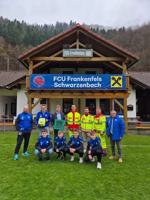 Vertreter von Gemeinde, ASBÖ und Verein bei der Übergabe. | Foto: Marktgemeinde Frankenfels  