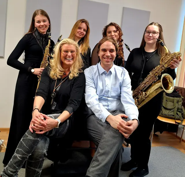 „The Saxarinas“ und ihre Lehrer freuen sich über den ersten Preis. | Foto: EJMS Stainz