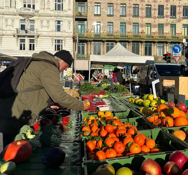 Ein Teil des Bauernmarkts muss wegen einer Baustelle derzeit an einer anderen Stelle die Standln aufbauen. Laut Marktamt führt das aber nur vereinzelt zu unzufriedenen Verkäuferinnen und Verkäufern. | Foto: Pia Rotter/MeinBezirk