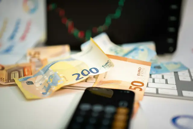 Trotz leicht sinkender Privatinsolvenzen im ersten Quartal bleibt die finanzielle Situation vieler Haushalte angespannt. (Symbolbild) | Foto: Jakub Żerdzicki/Unsplash